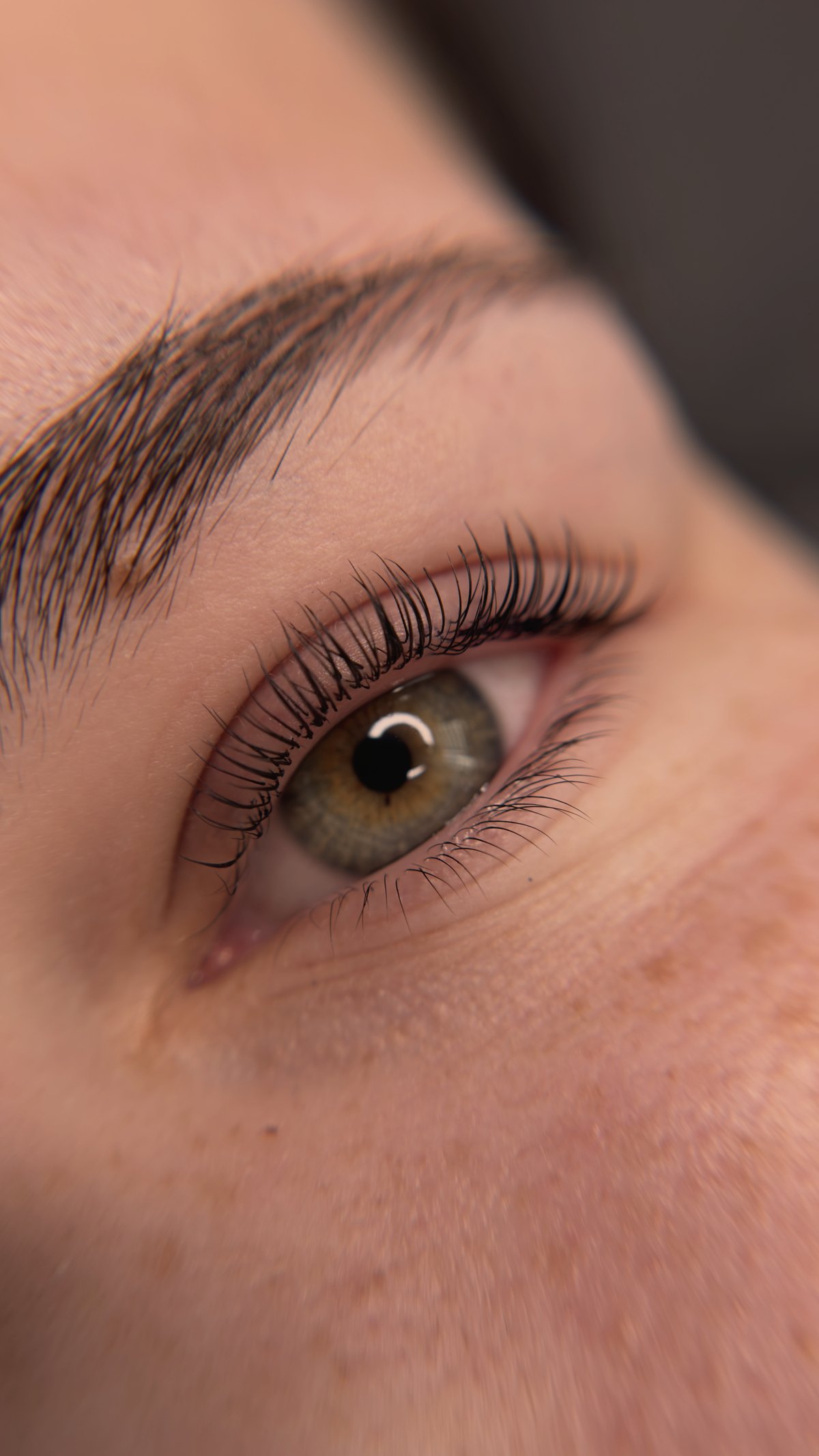 Geliftete Wimpern, grünbraunes Auge